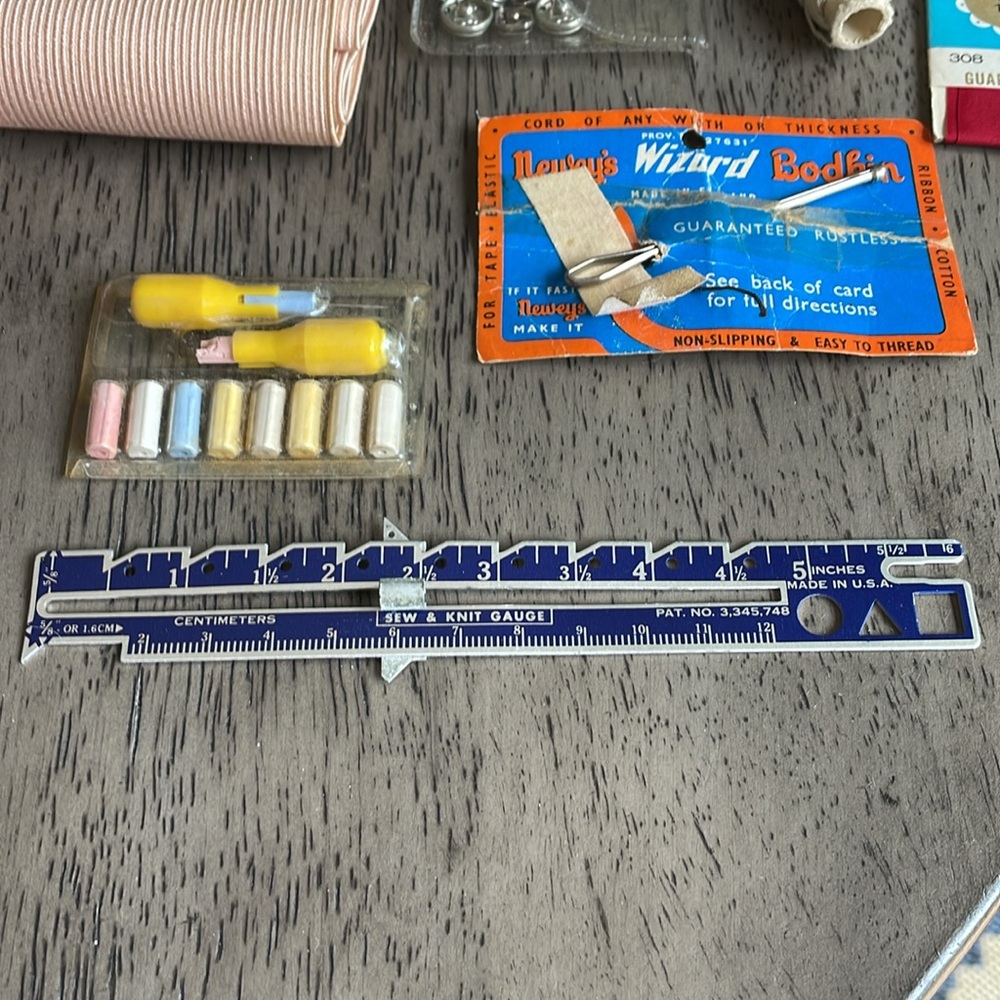 Lot of 38 Miscellaneous Sewing Items - Picture 8 of 11
